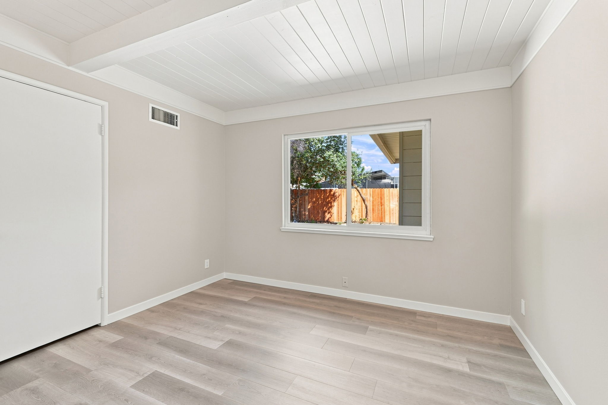 028_F8_1837 W Rosecrans Way