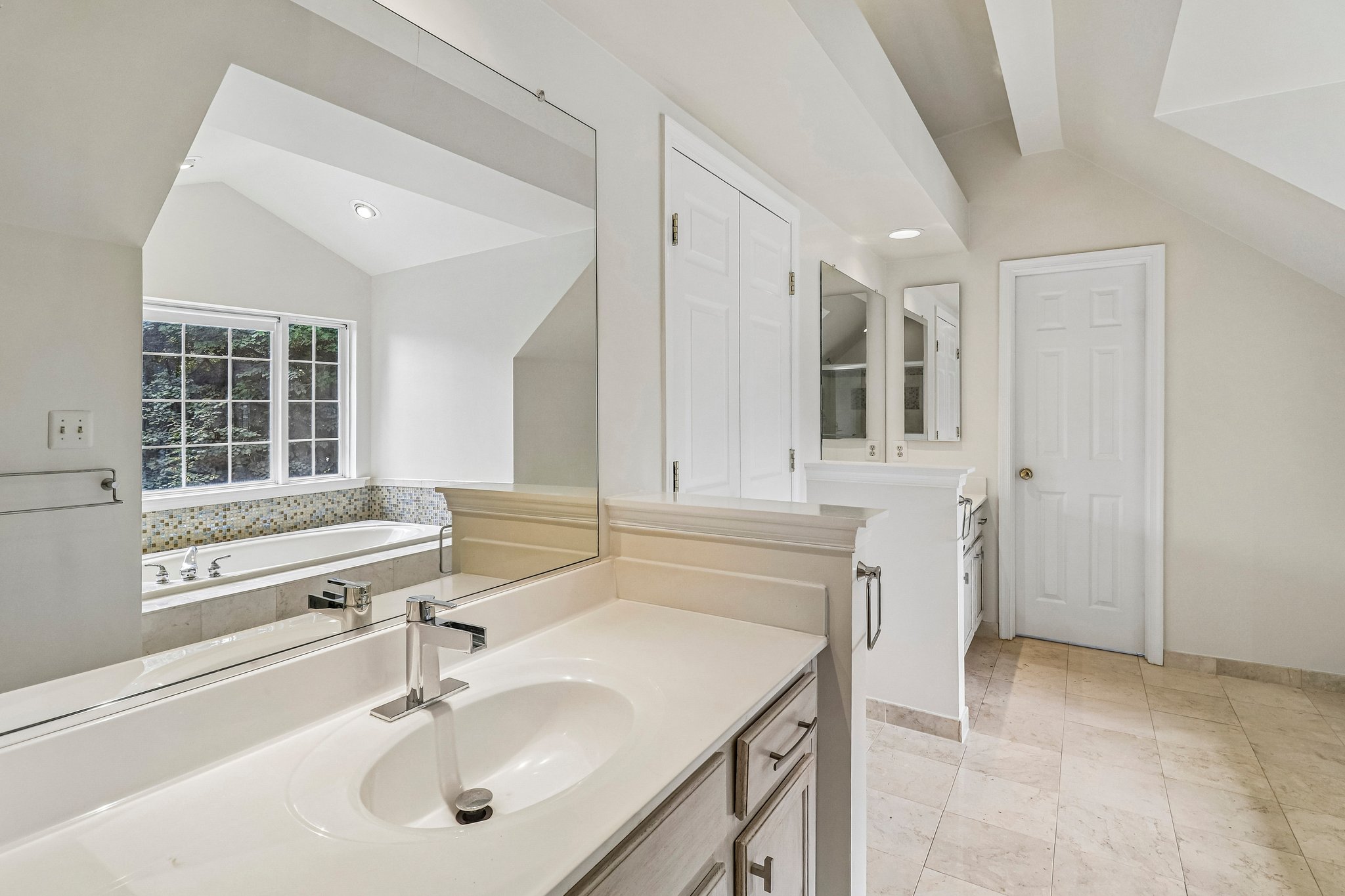 Crownsgate Cir-S1908-079.jpg