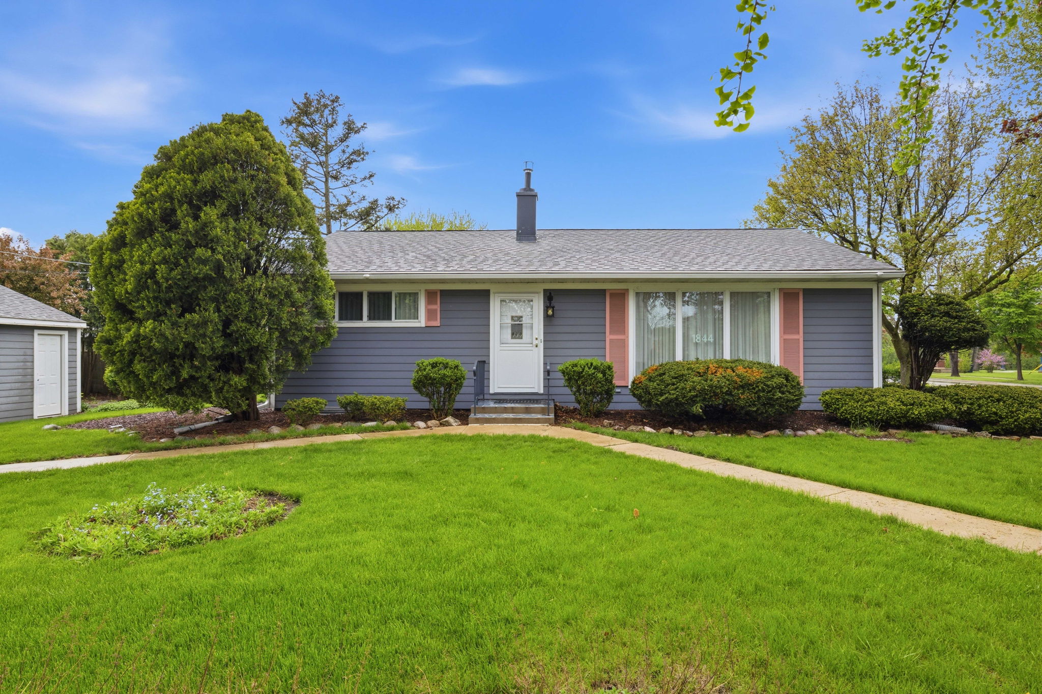 Close to shopping, schools, public transportation, parks, Ecology Center, and much more!