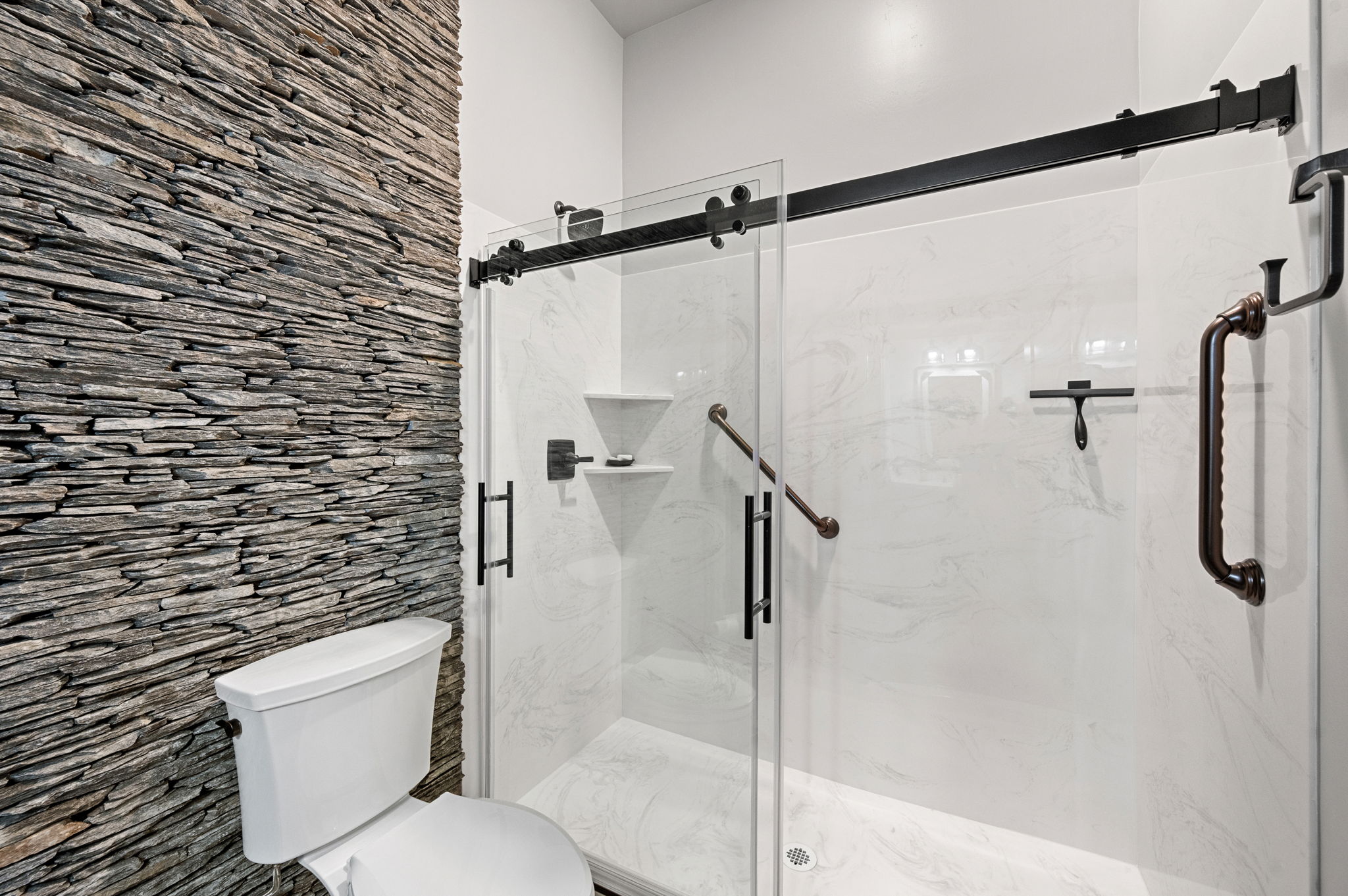 Bathroom 2 (2)