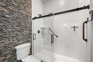 Bathroom 2 (2)