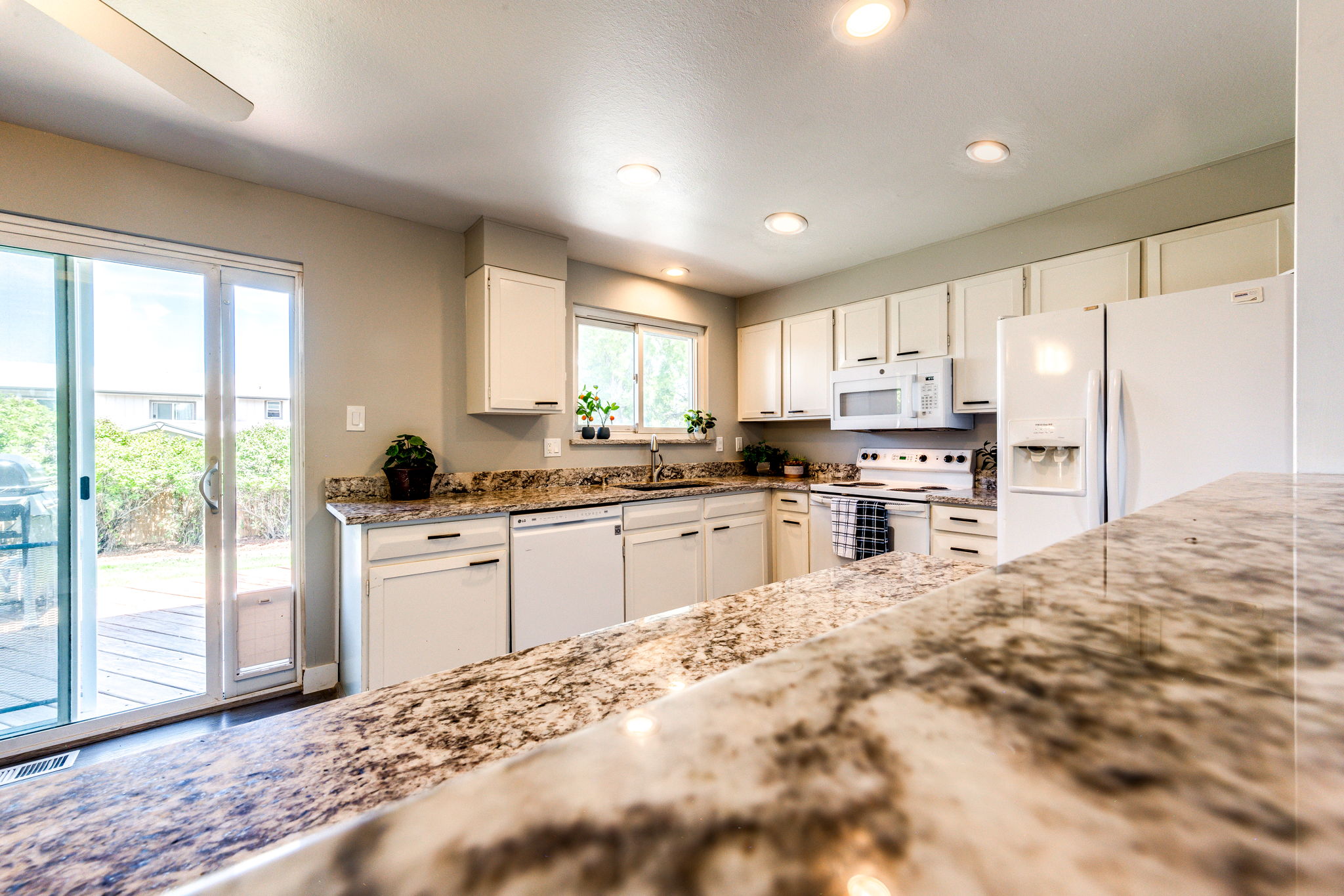 Stunning Granite Island & Kitchen