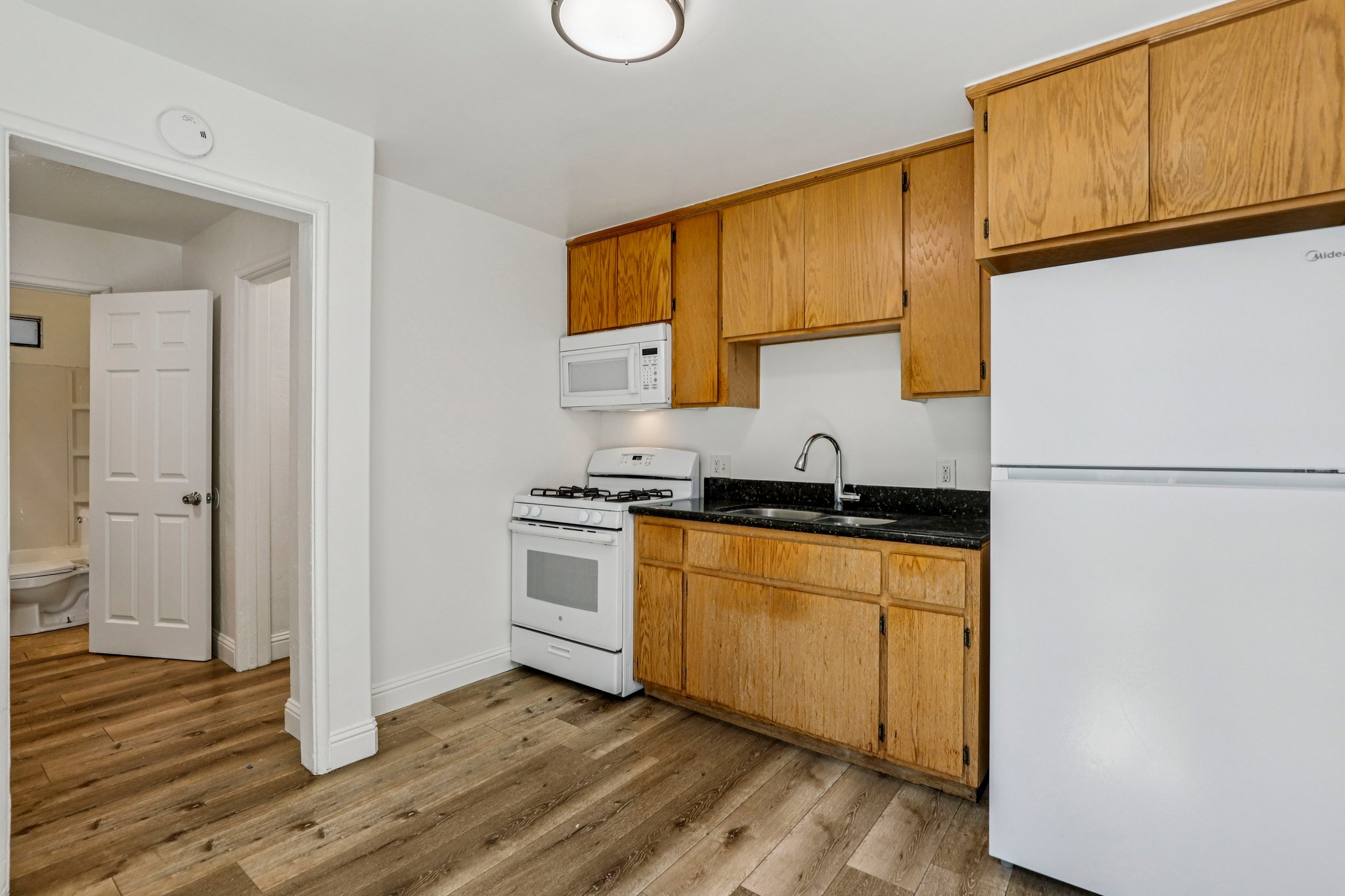 Grand Ave-S0404-007.jpg