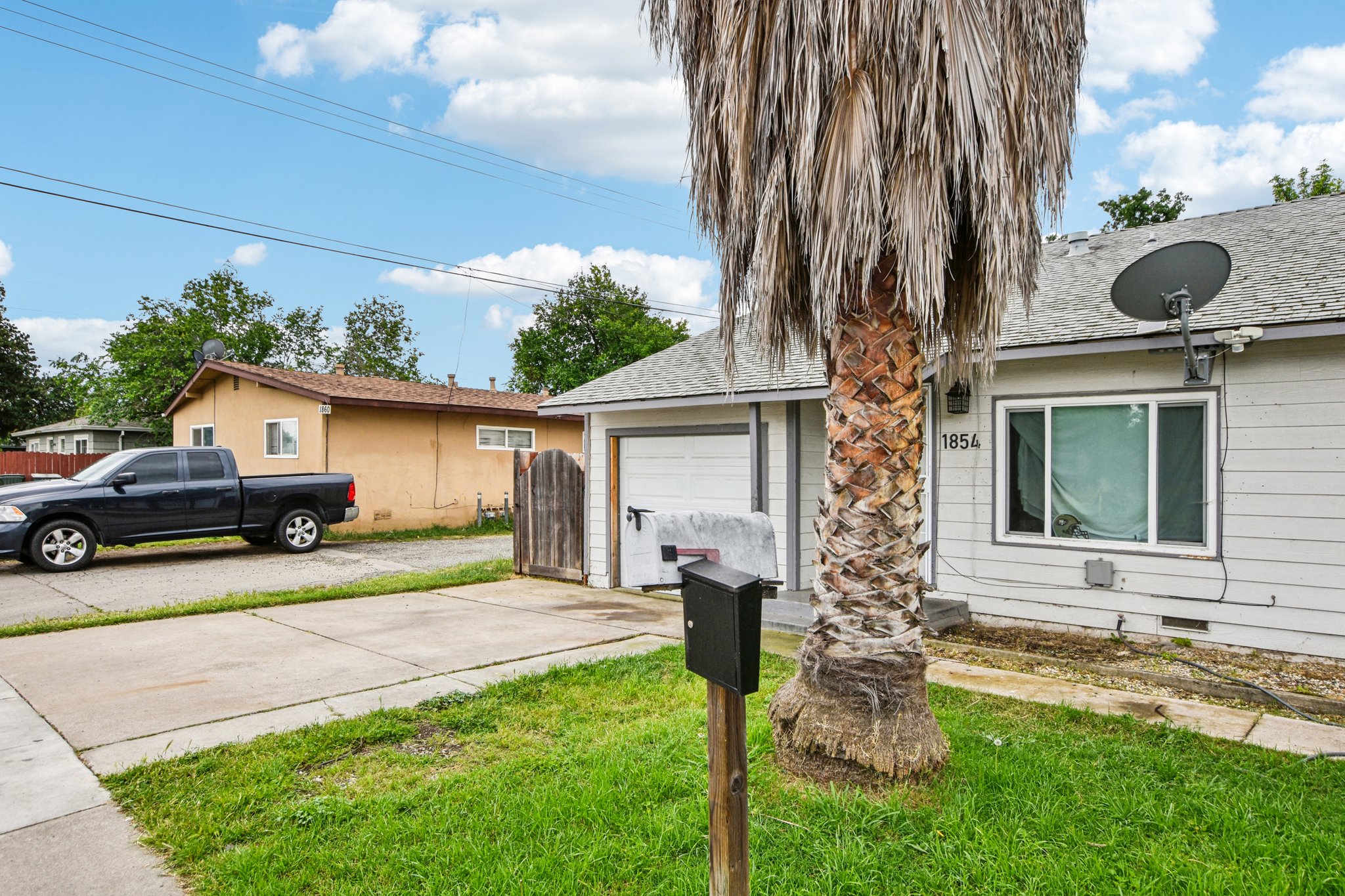 - 1852 Grand Ave-S1104-002.jpg