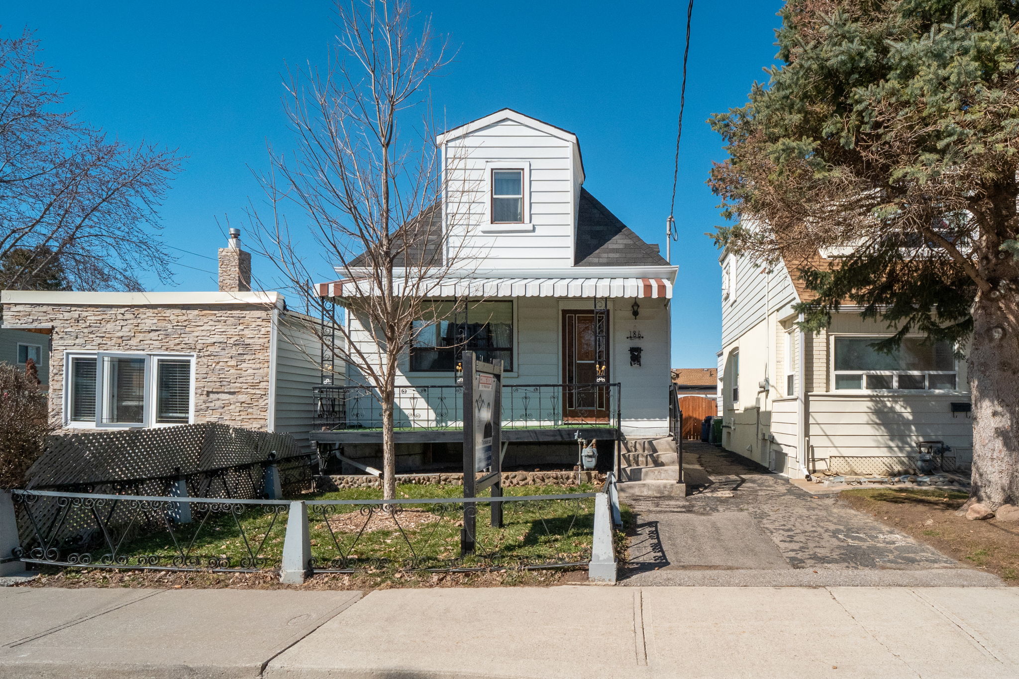 186 Barker Ave Toronto, ON M4C 2P5