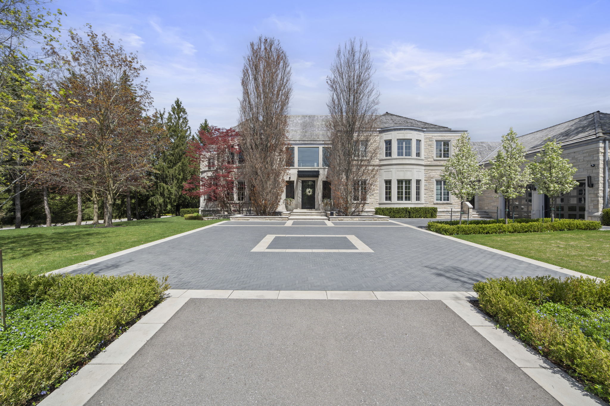 186 Pine Valley Crescent Vaughan, ON L4L 2W5