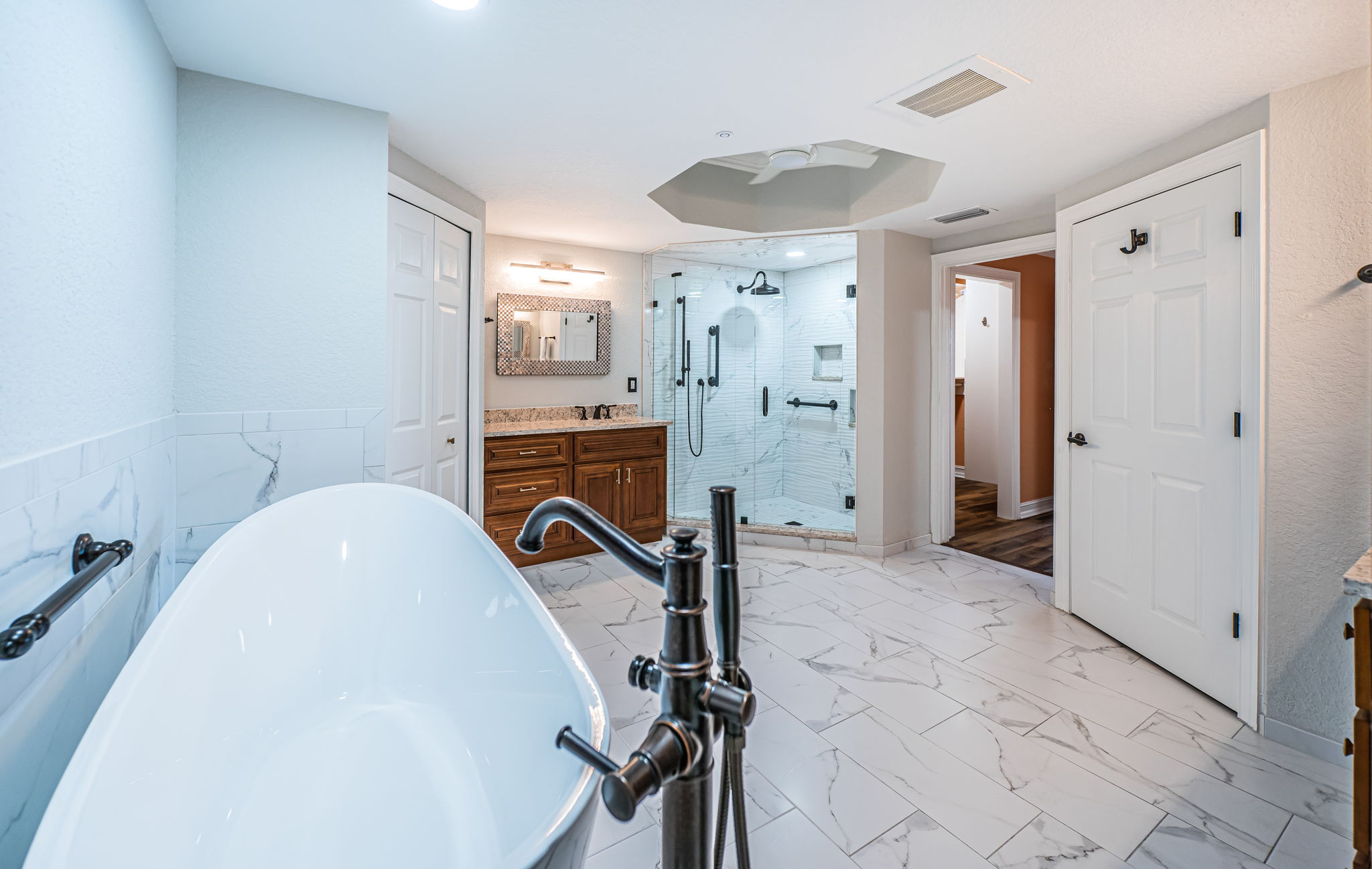 Master Bathroom10c