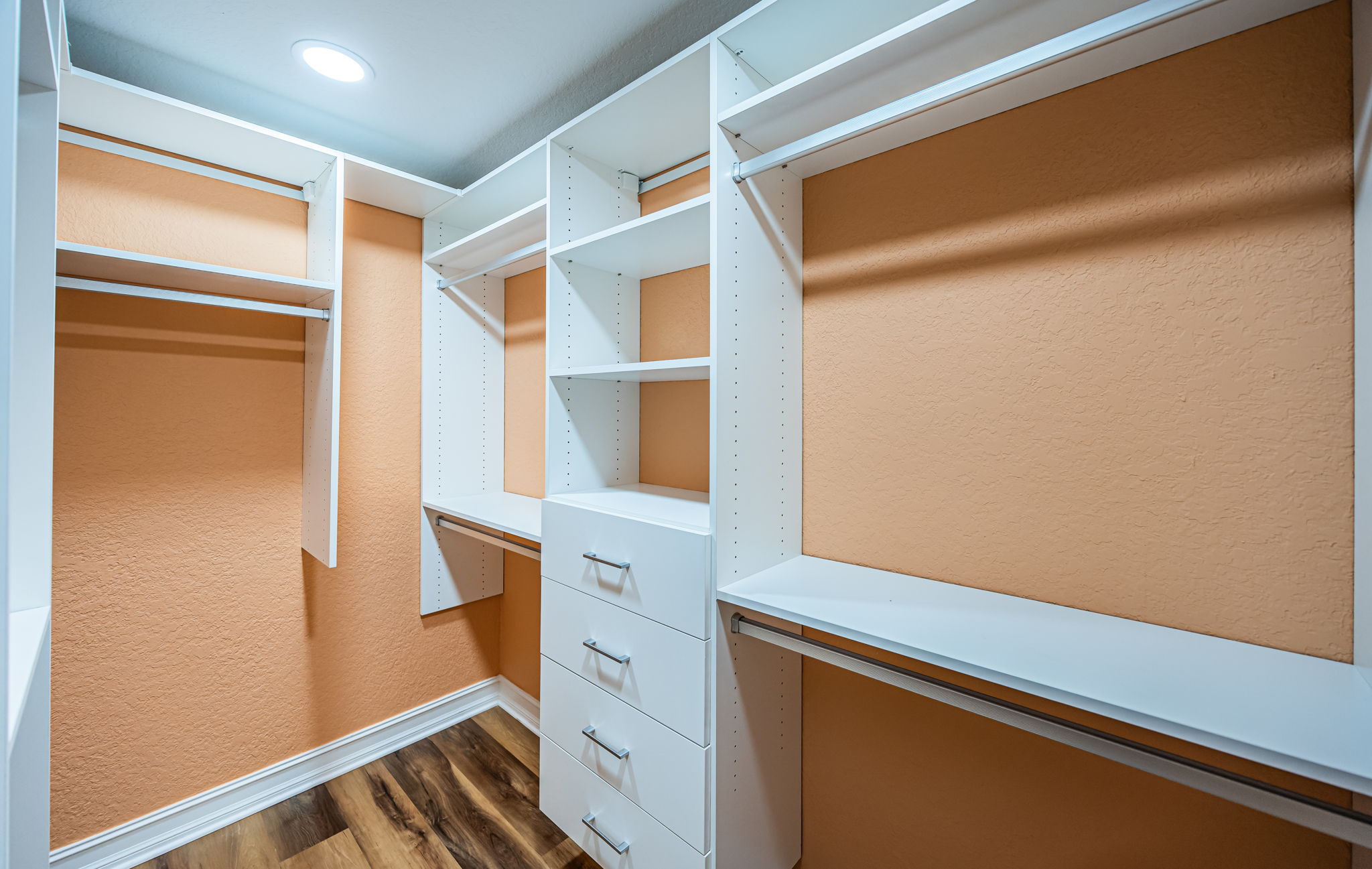 Master Bedroom Walk-in Closet10a