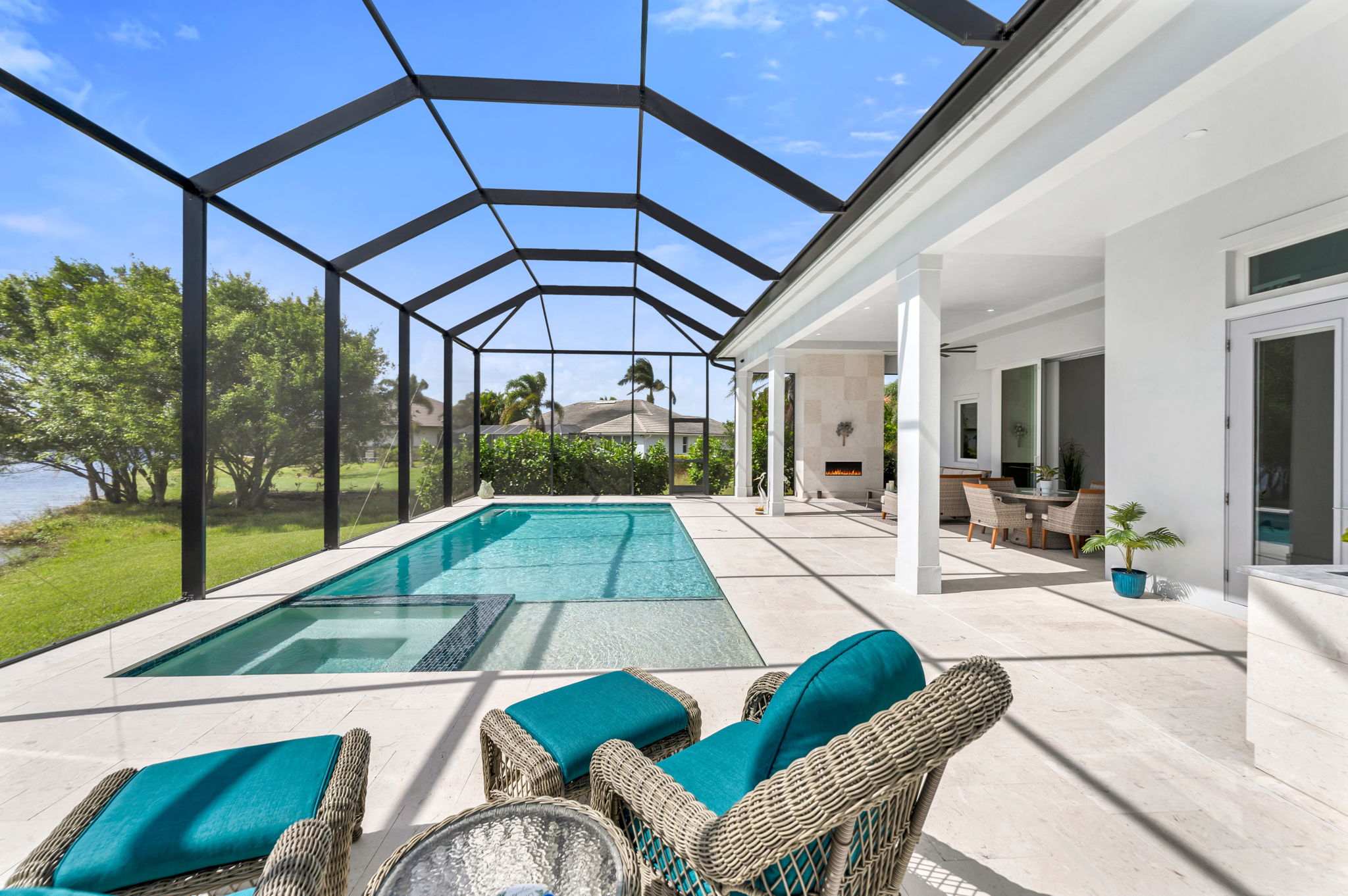 Outdoor Sitting Area - Pool