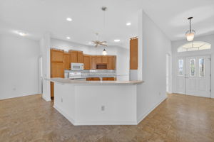 Kitchen Eat-In Breakfast Bar