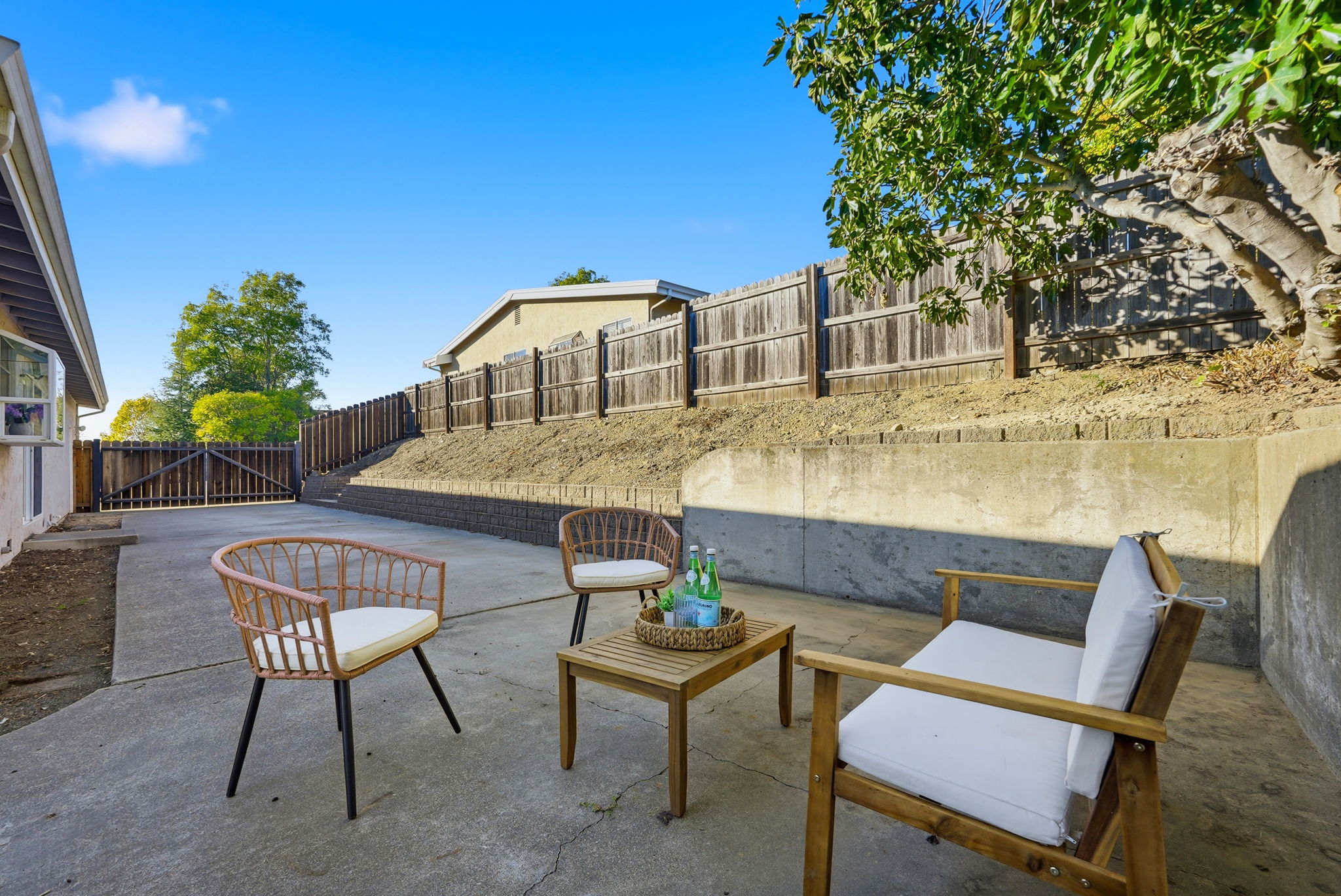 041_F8_18660 E Cavendish Dr