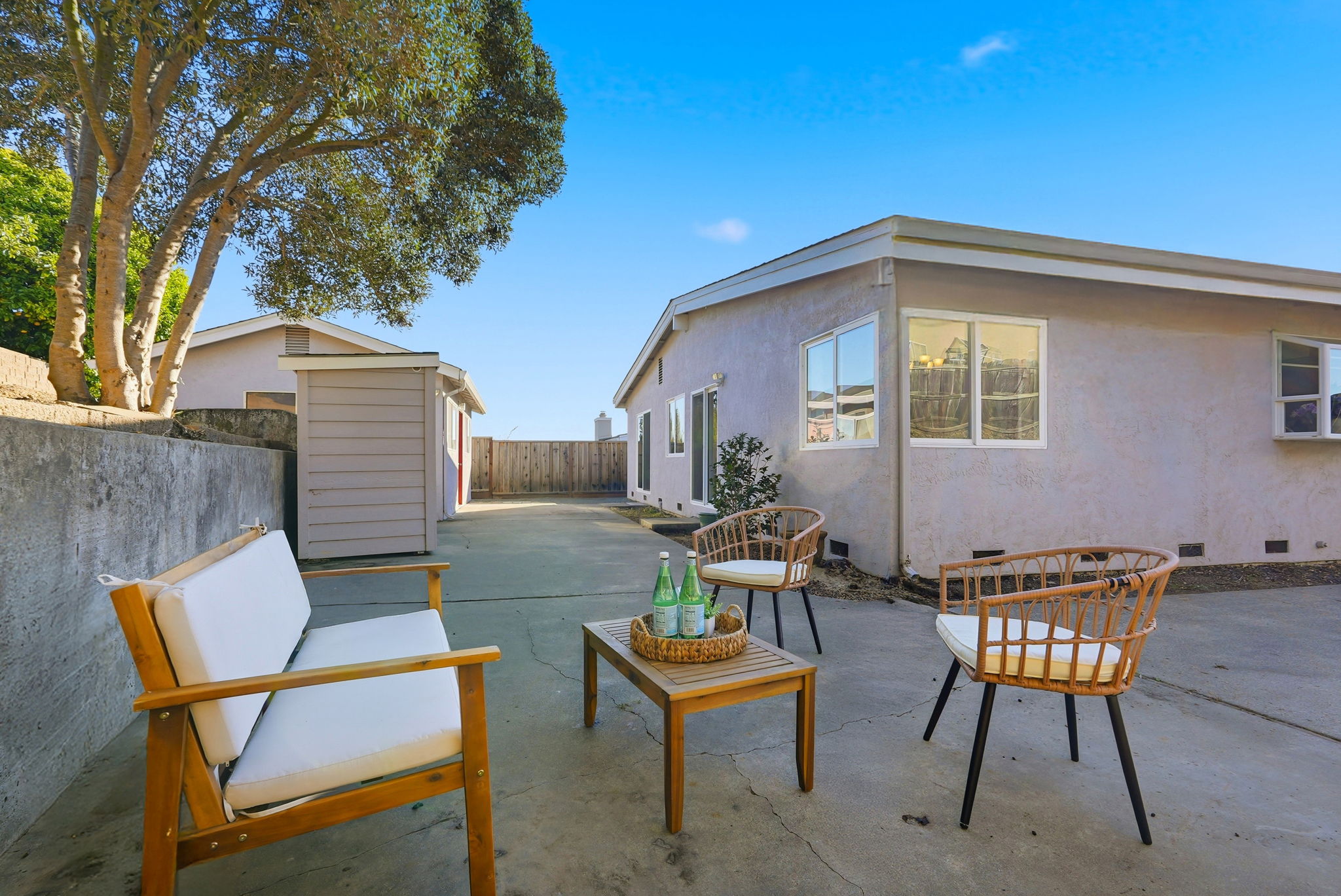 042_F8_18660 E Cavendish Dr