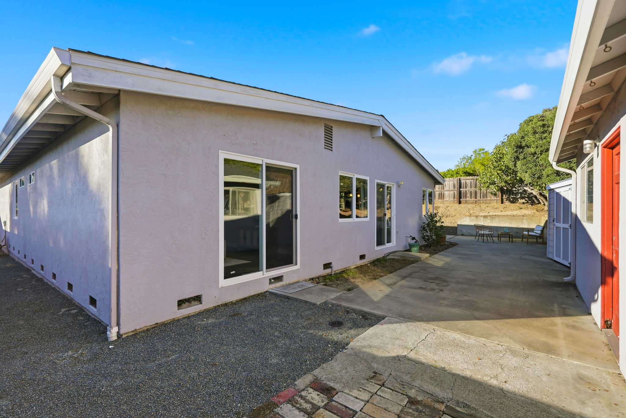 047_F8_18660 E Cavendish Dr