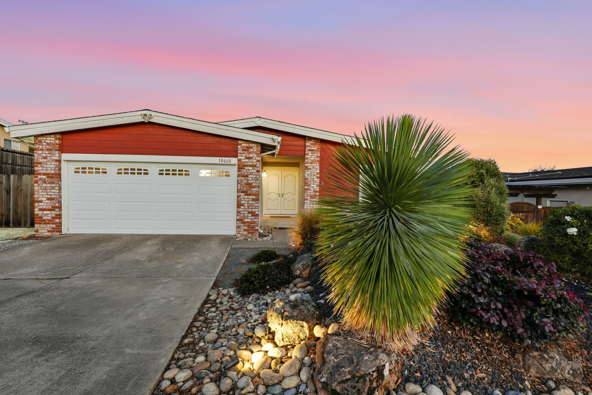 001_F8_TWILIGHT_18660 E Cavendish Dr