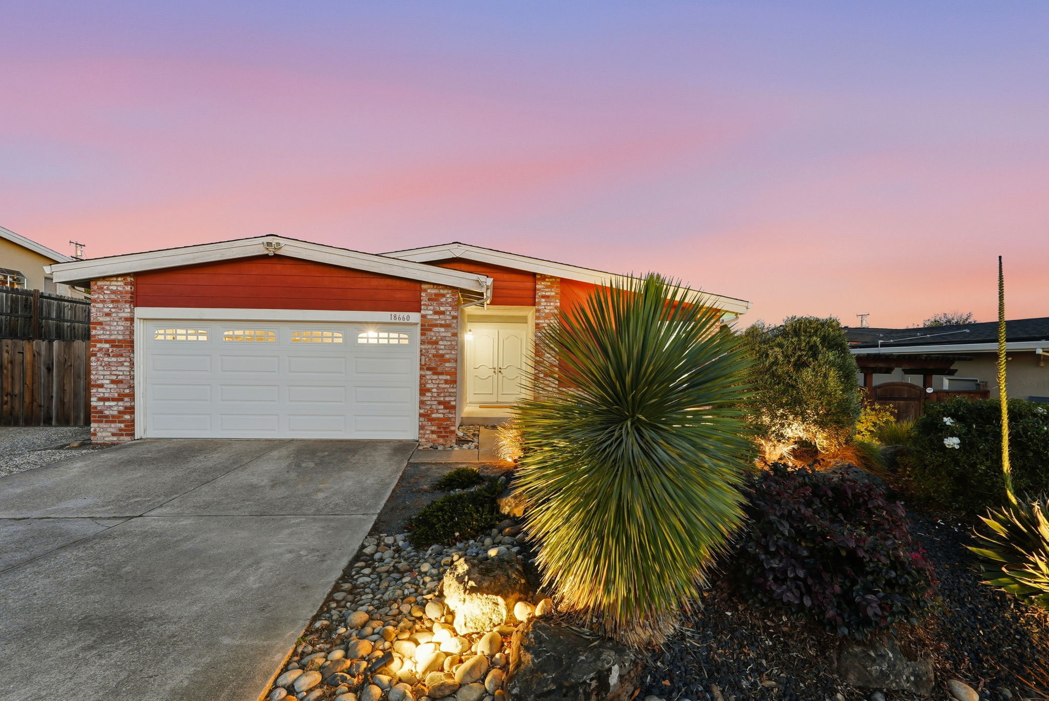 006_F8_TWILIGHT_18660 E Cavendish Dr