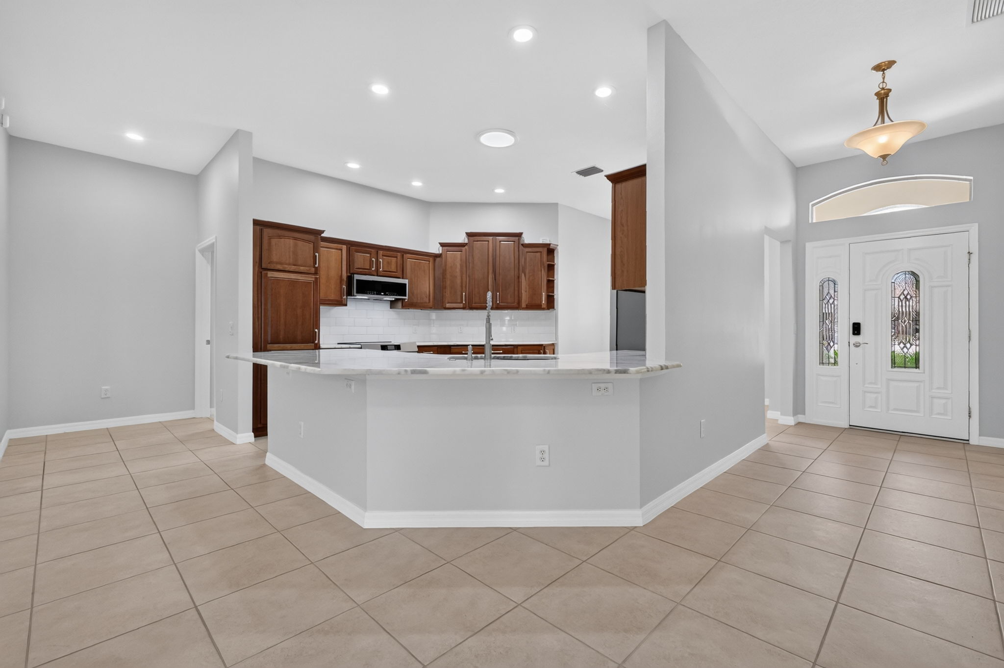 Kitchen Eat-In Breakfast Bar