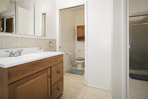 Bathroom 1 - 495A9379