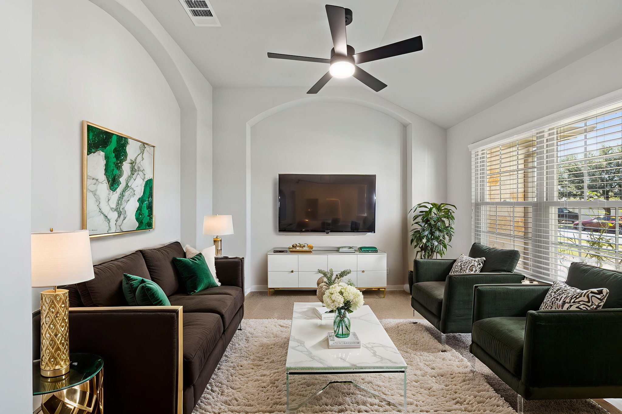 0M6A1070 virtually staged.jpeg