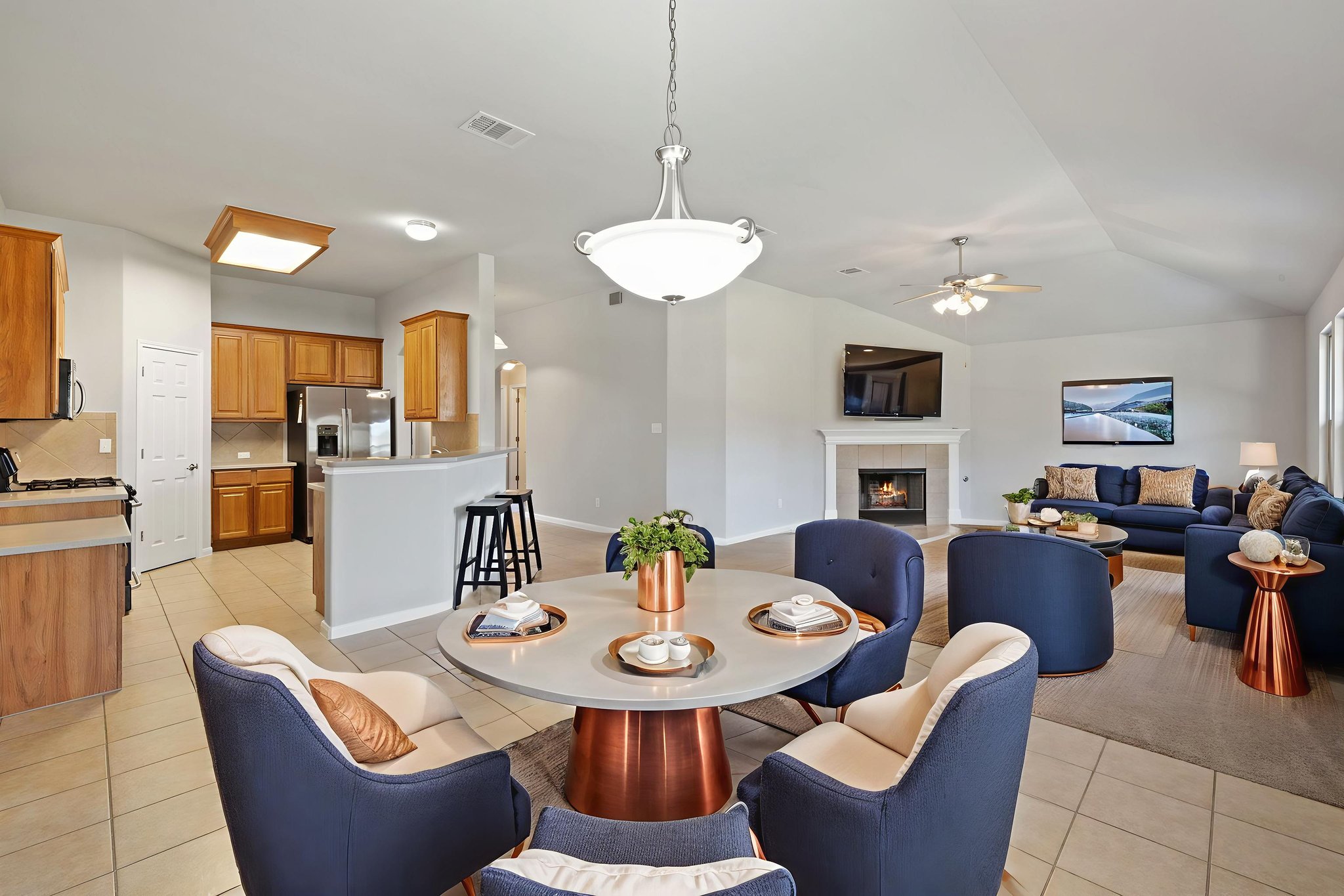 0M6A1181 virtually staged.jpeg