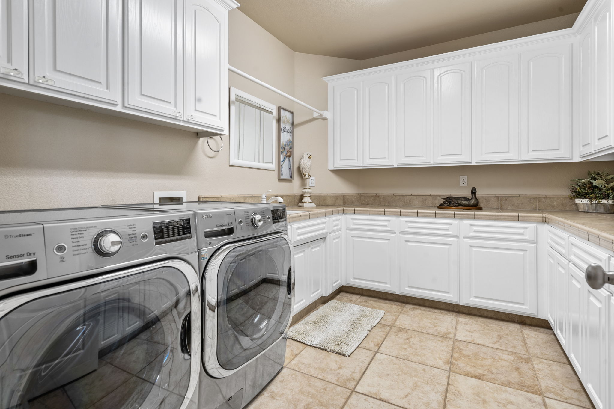 Grand sized laundry room