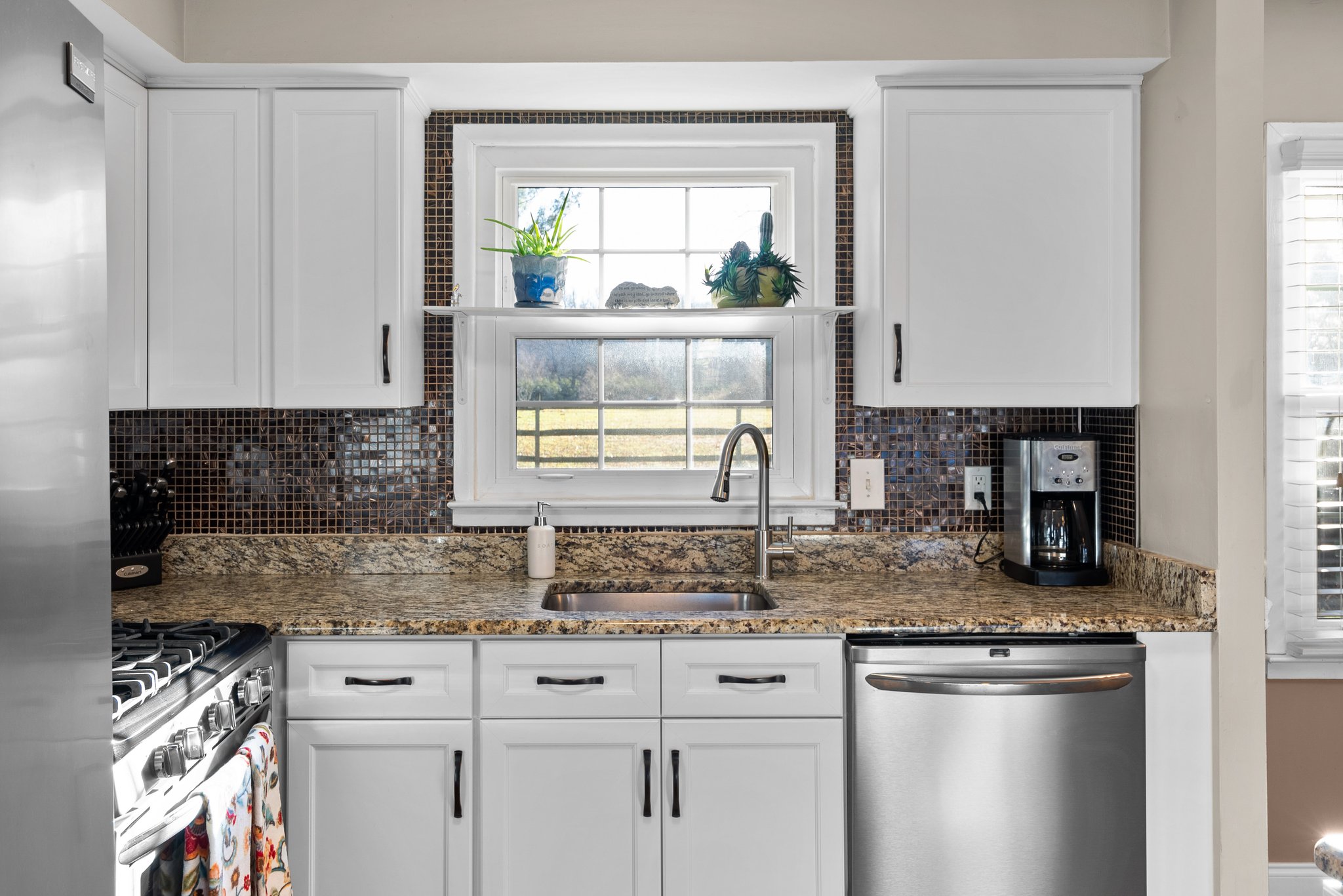 16. 1880 Harcourt Ave.jpg