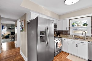 15. 1880 Harcourt Ave.jpg