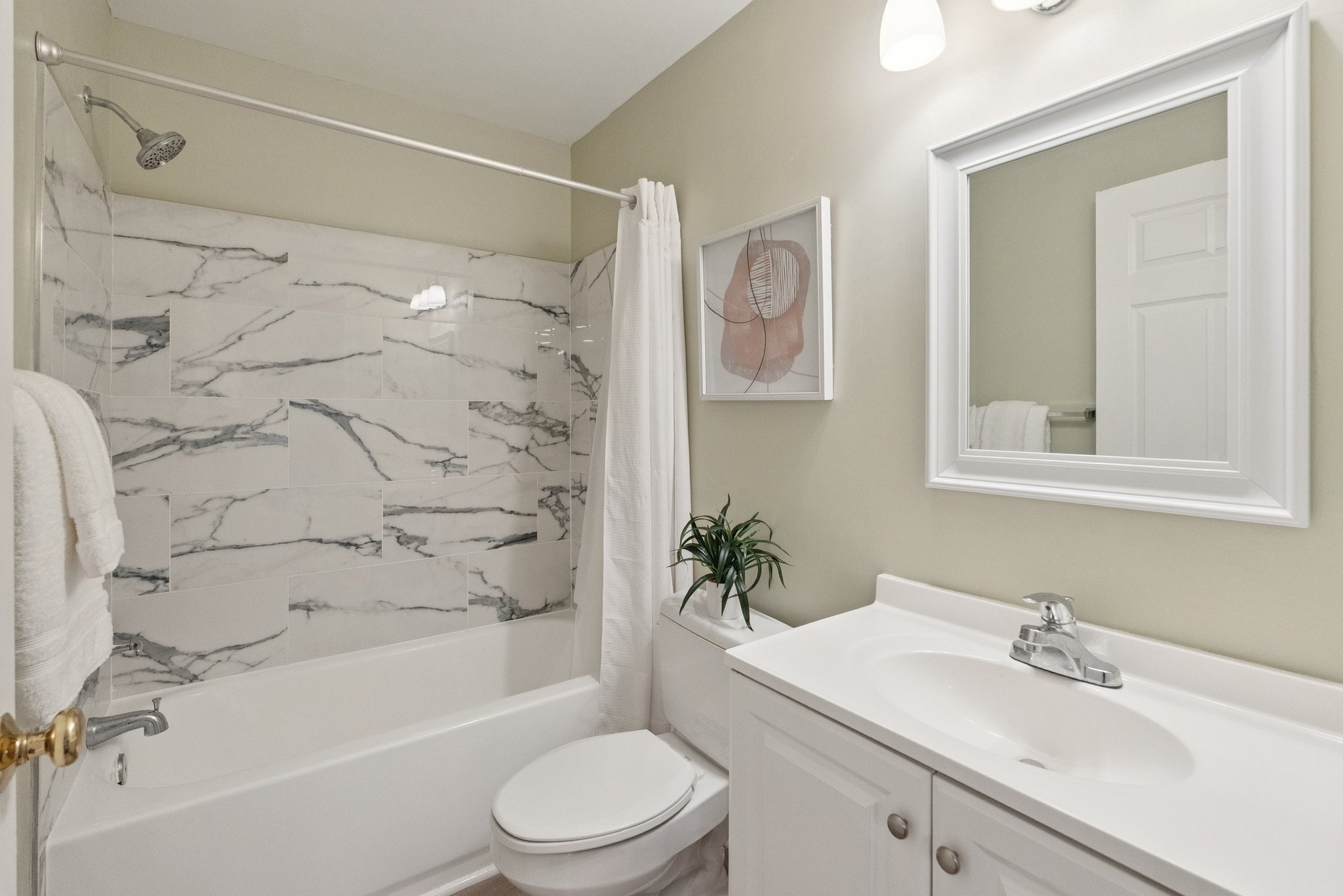Full Bathroom 2