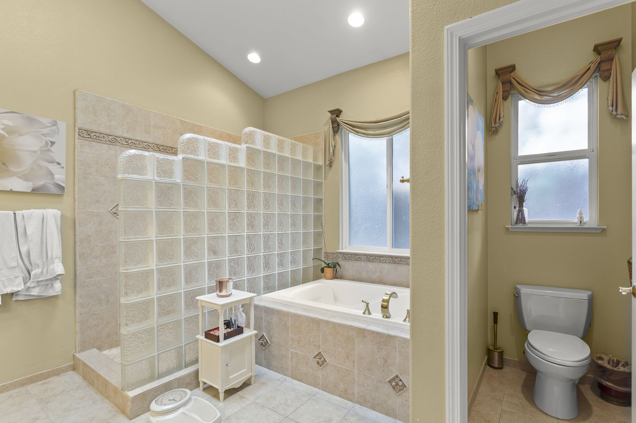 Primary master bath suite with separate shower & tub