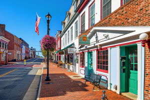 Downtown Leesburg dining and shopping