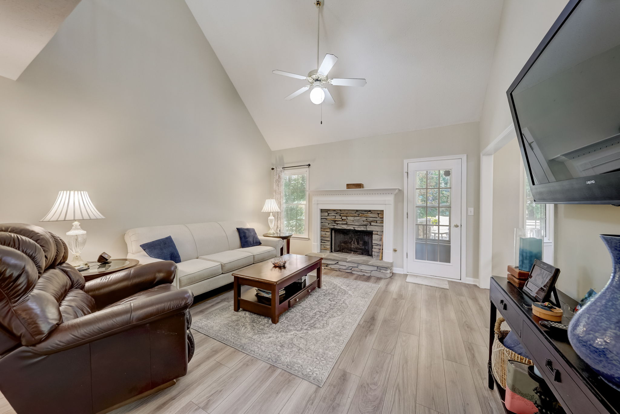 Valleyside Dr-010