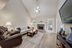 Valleyside Dr-010