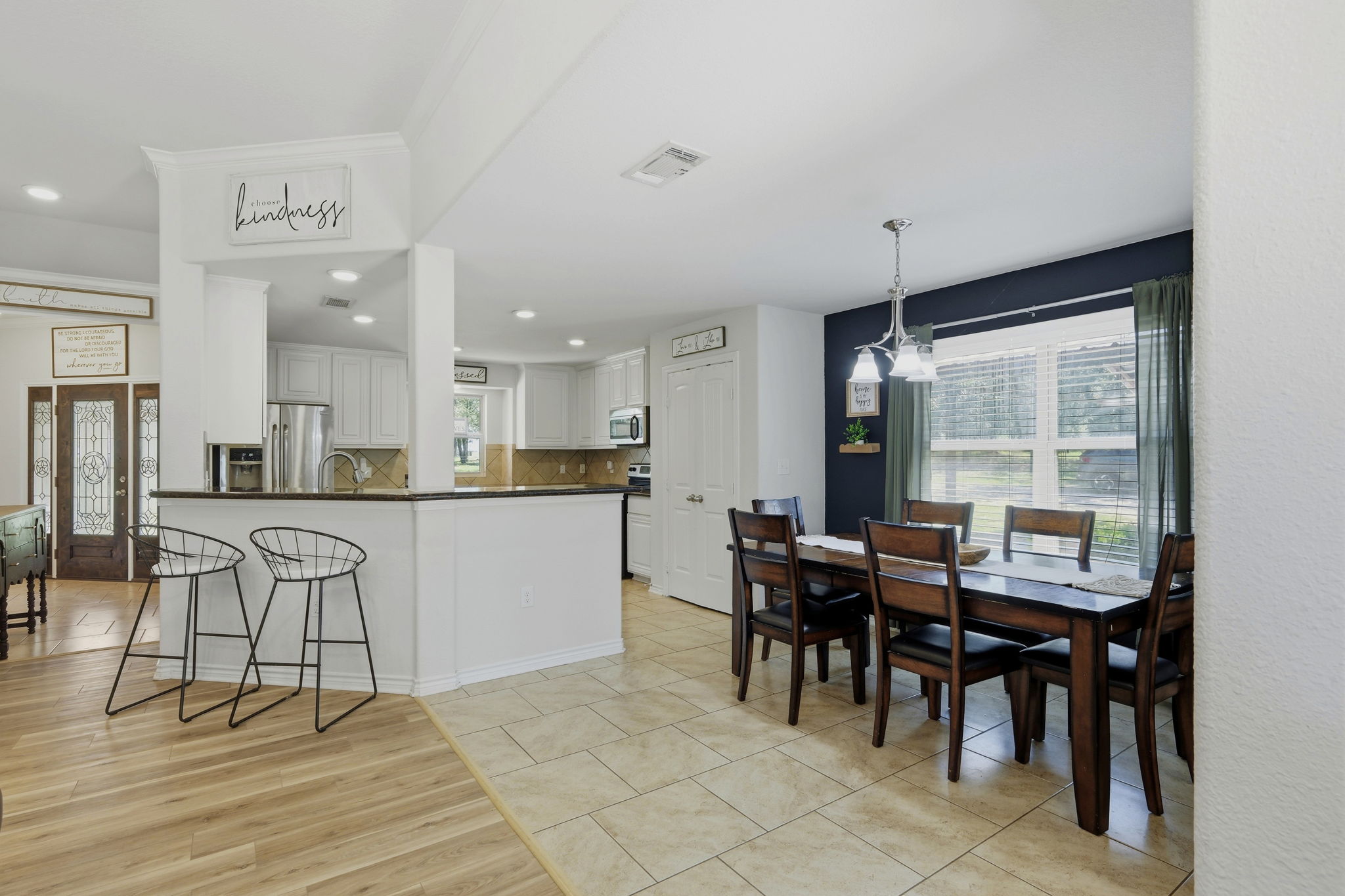 Dining/Kitchen Bar
