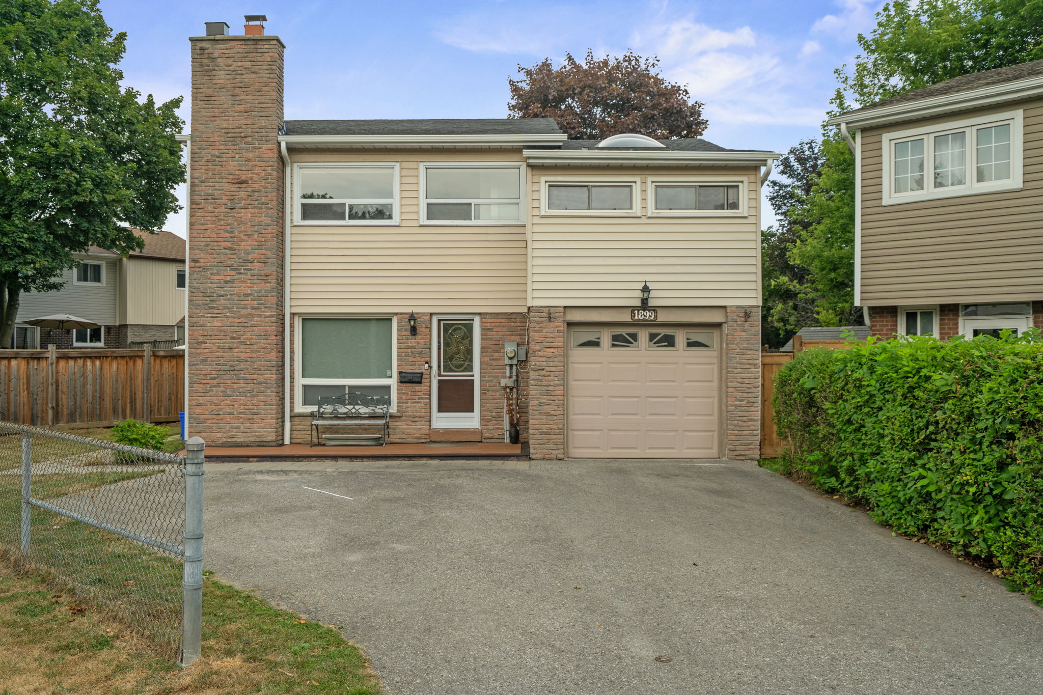 1899 Bicroft Ct Pickering, ON L1V 3E8