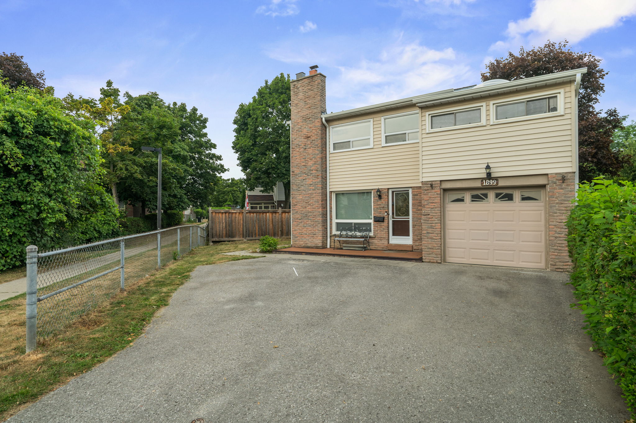 1899 Bicroft Ct Pickering, ON L1V 3E8