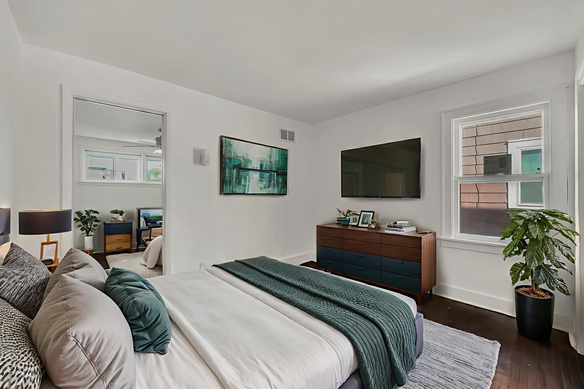 DSC08667 virtually staged.jpeg