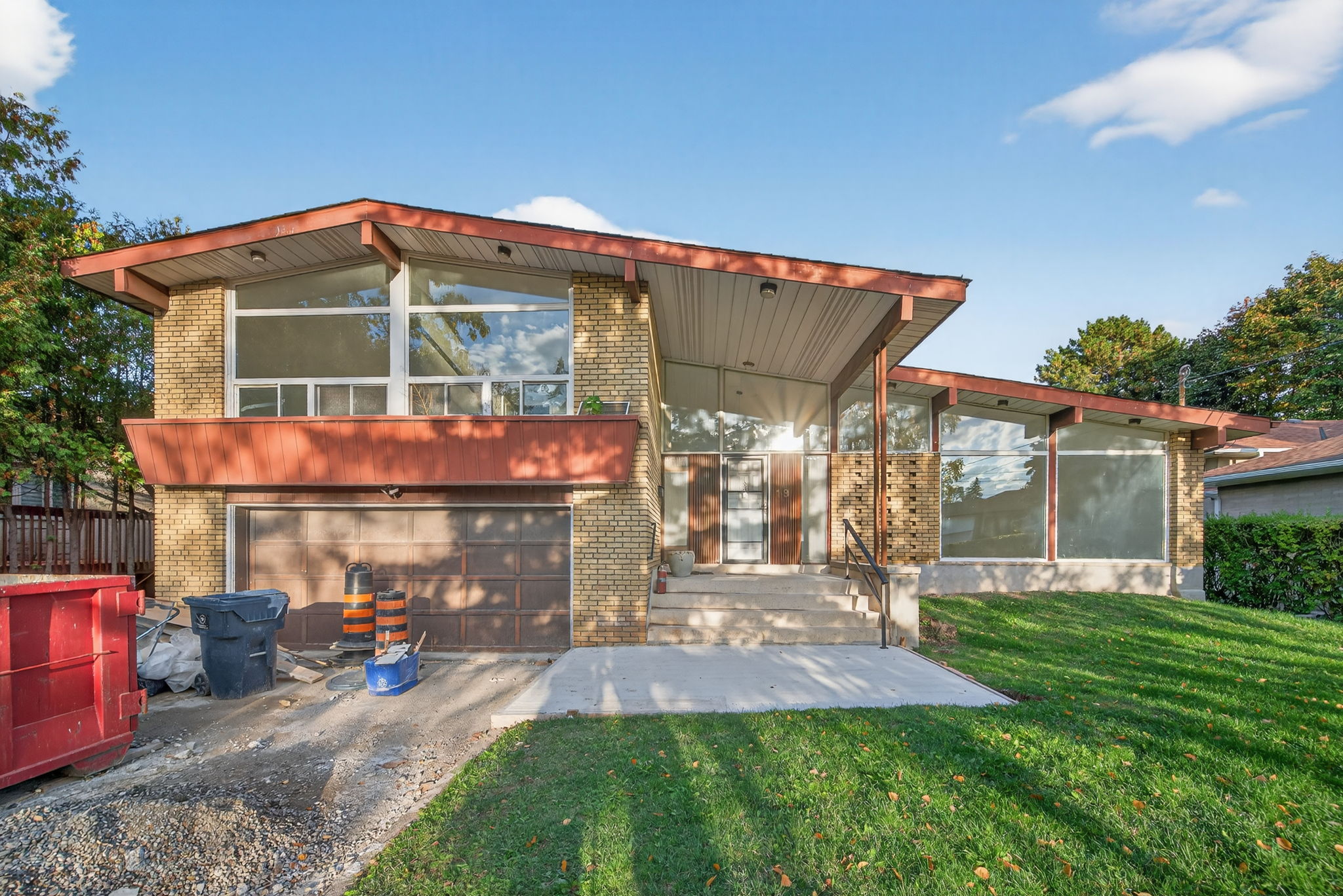 19 Candis Dr Toronto, ON M3H 5G3