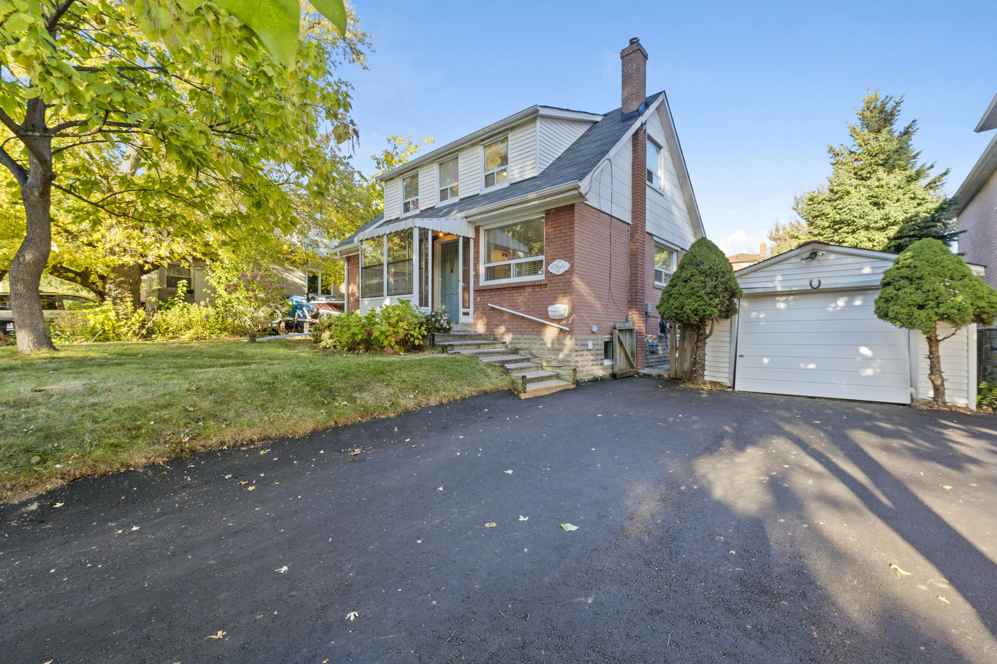 19 Lillington Ave Toronto, ON M1N 3K4