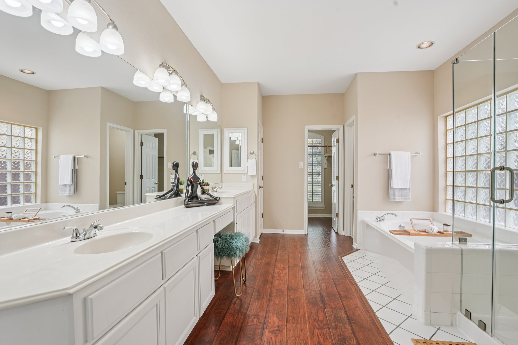 Rivercoach Ln-S1001-035.jpg