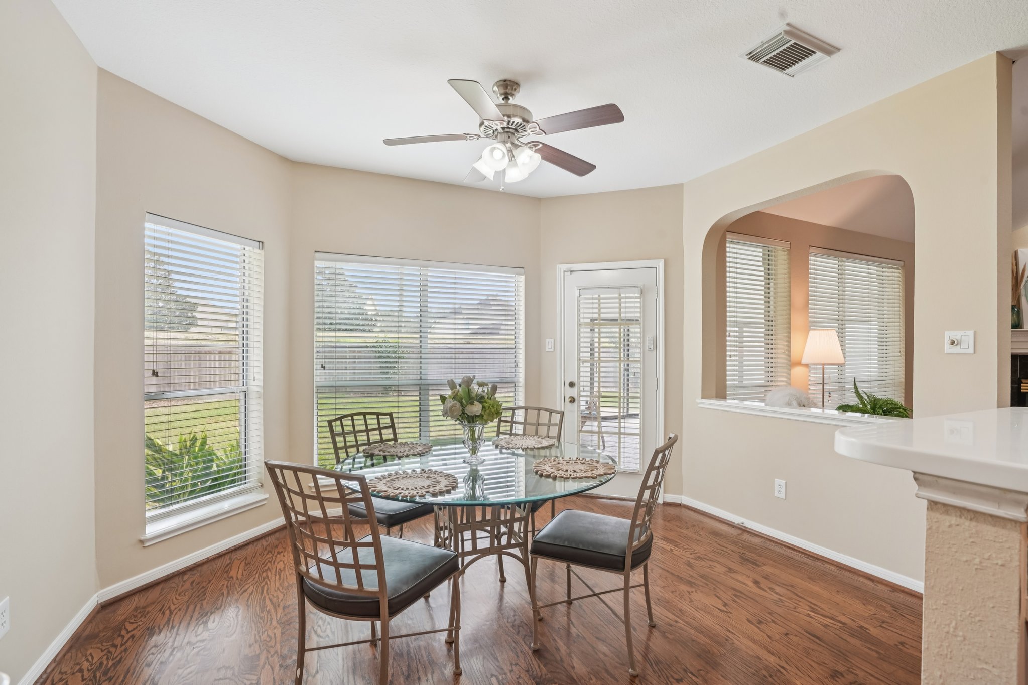 Rivercoach Ln-S1001-017r.jpg