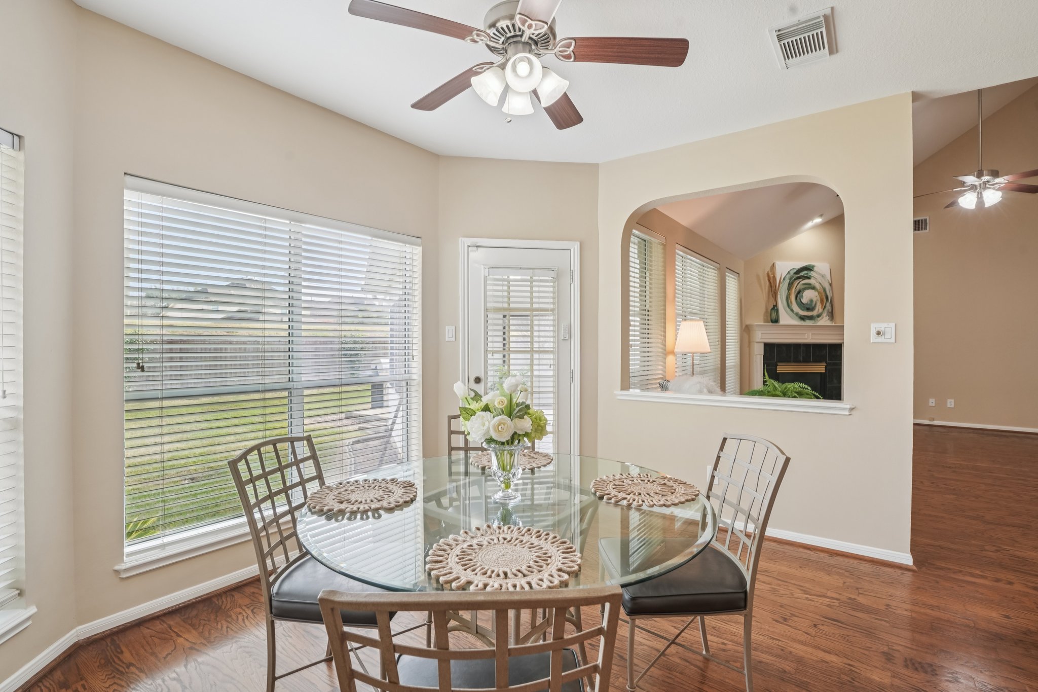 Rivercoach Ln-S1001-018r.jpg