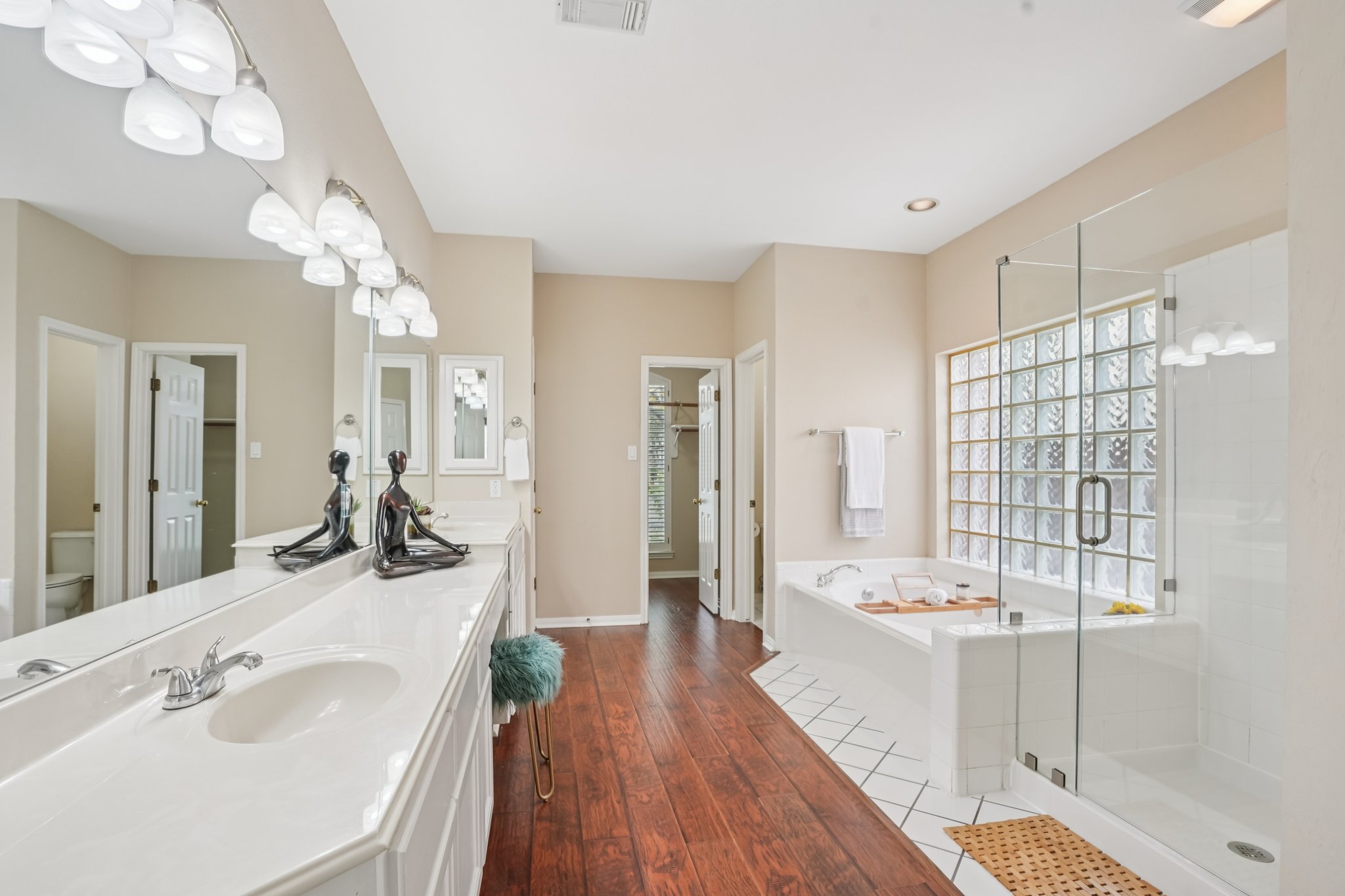 Rivercoach Ln-S1001-031r.jpg