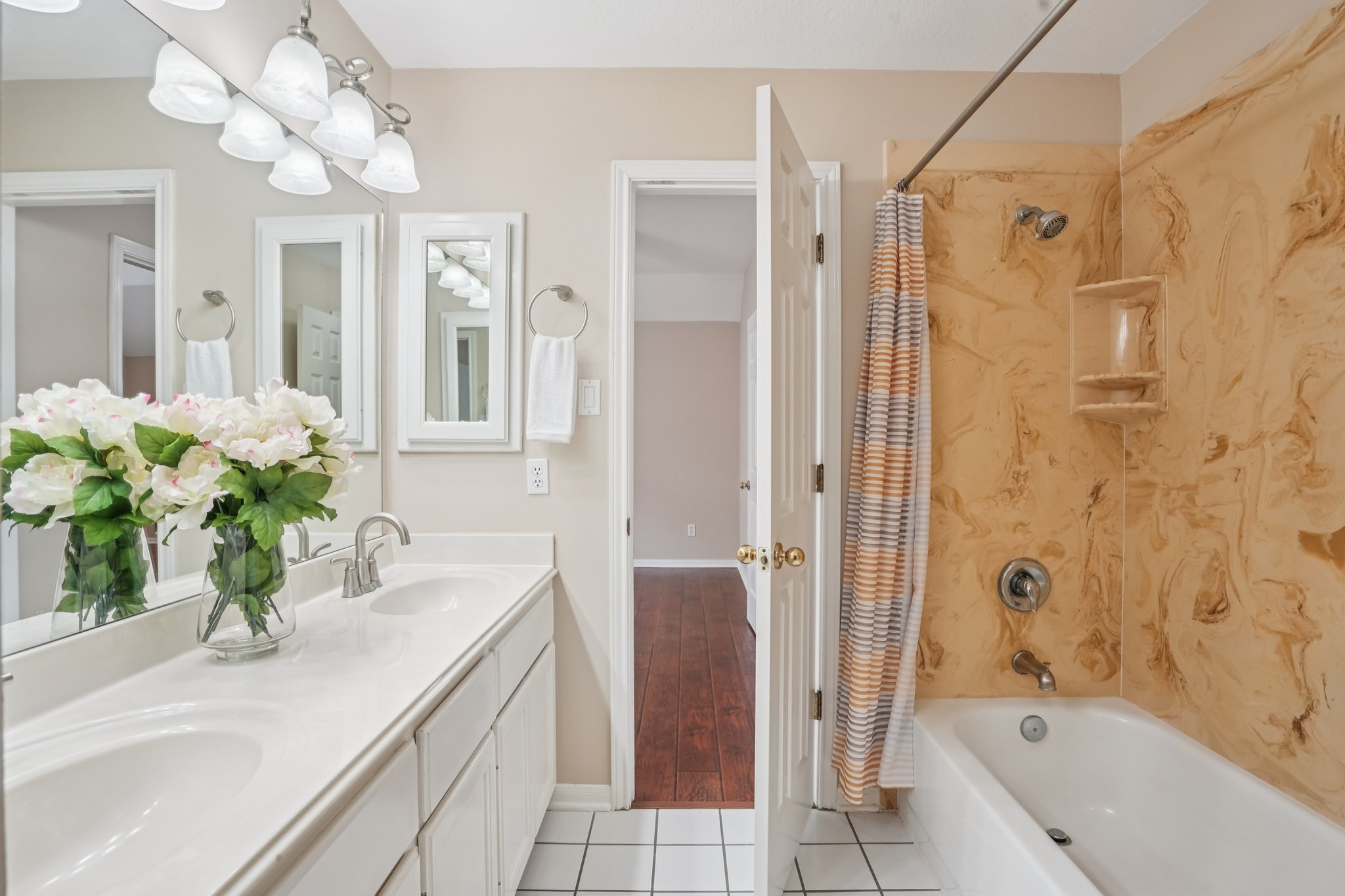 Rivercoach Ln-S1001-049r.jpg