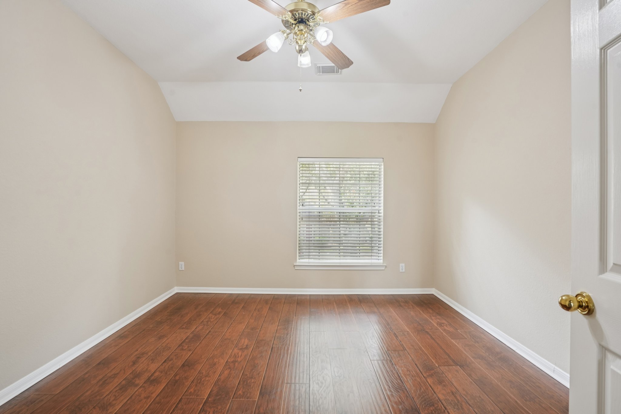 Rivercoach Ln-S1001-053r.jpg