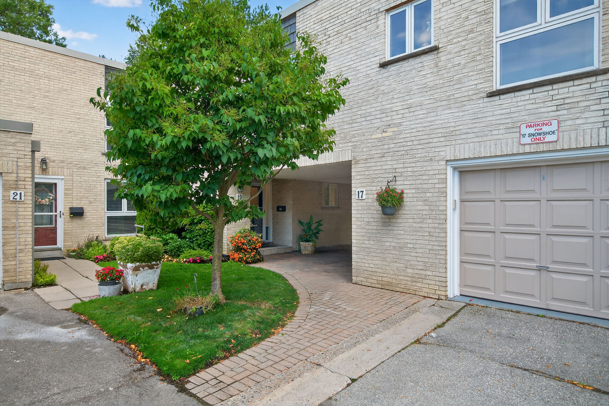 19 Snowshoe Millway Toronto, ON M2L 1T4