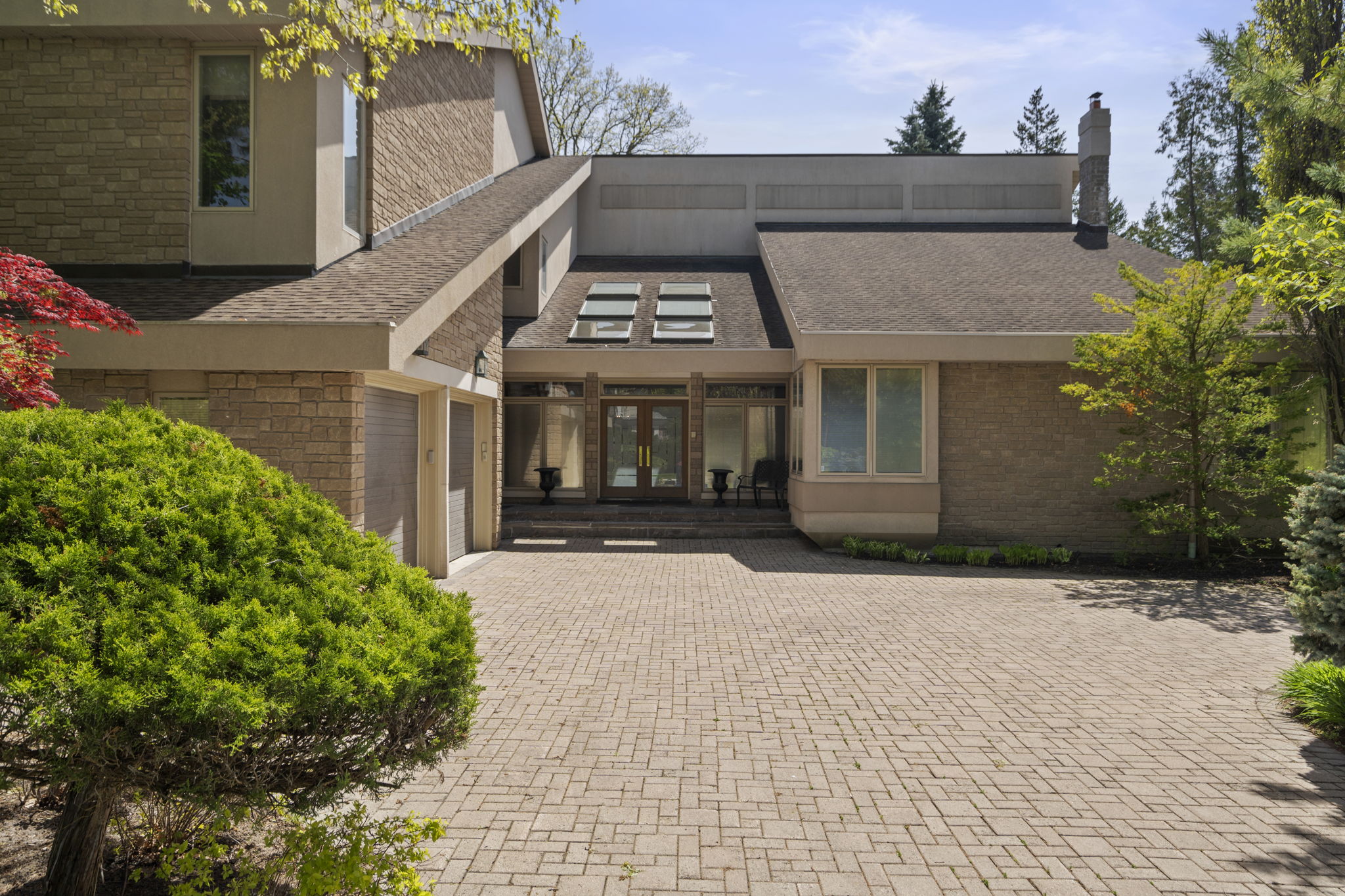 19 Vernham Ave Toronto, ON M2L 2B1