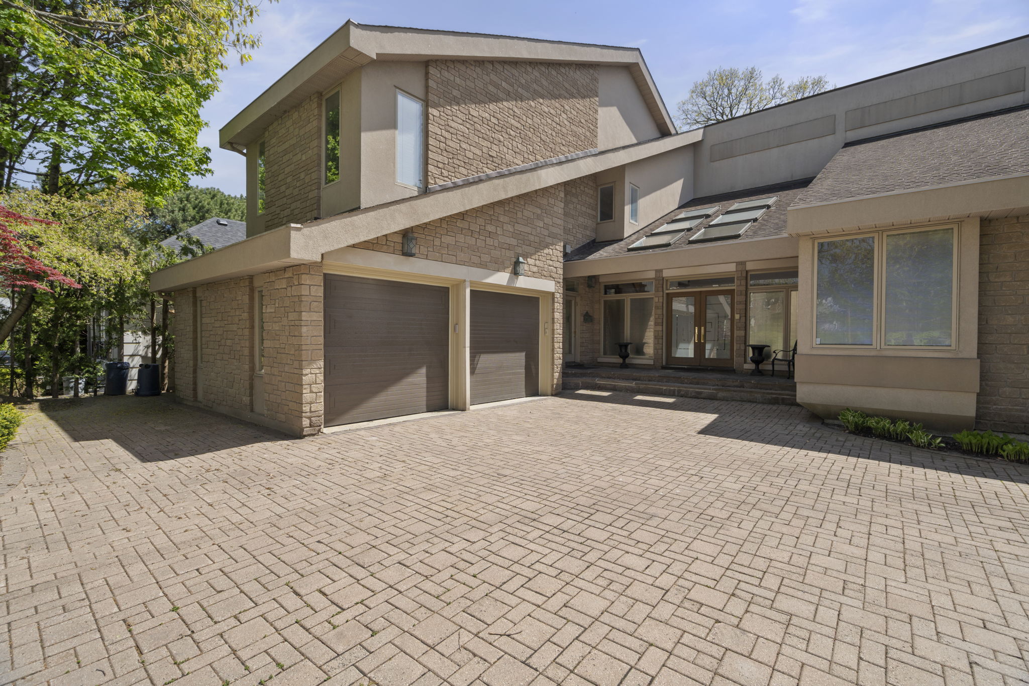 19 Vernham Ave Toronto, ON M2L 2B1