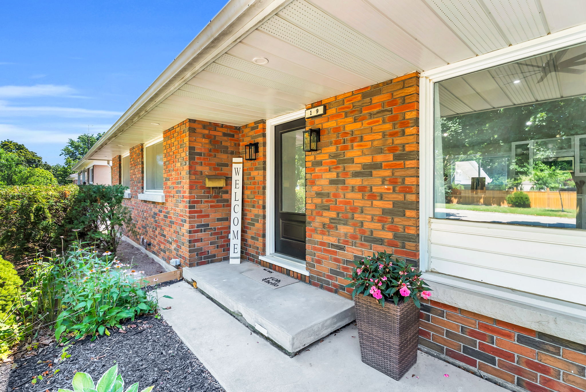 Front Porch/Entrance