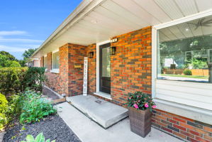 Front Porch/Entrance