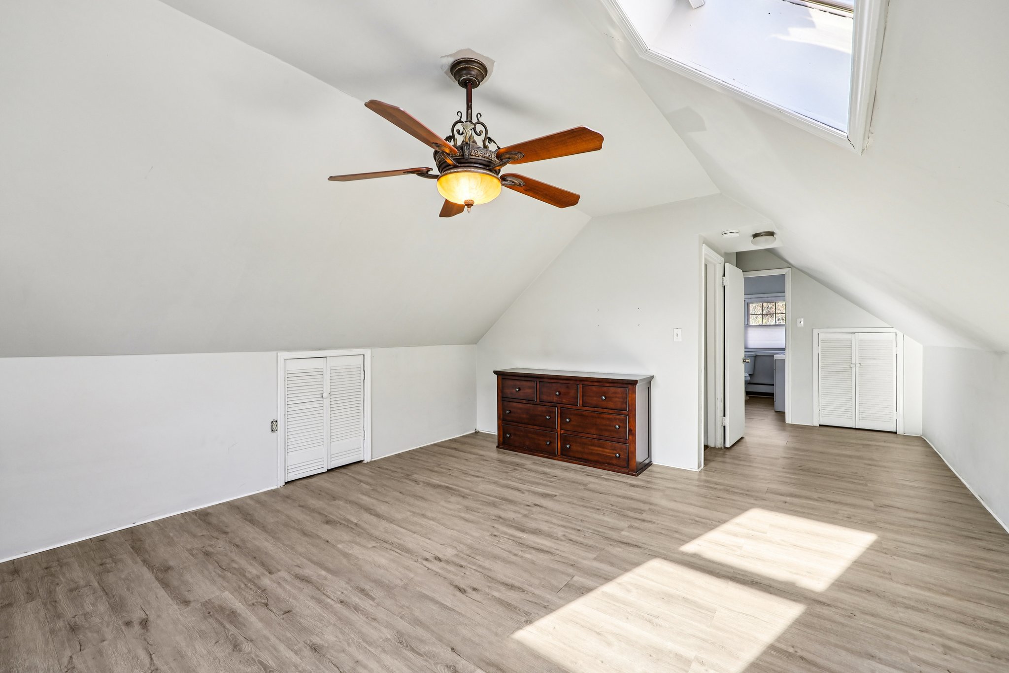 Bell St-S2111-033.jpg