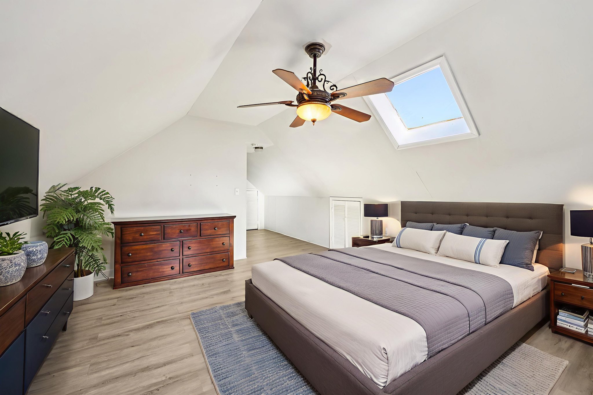 Bell St-S2111-032 virtually staged.jpeg